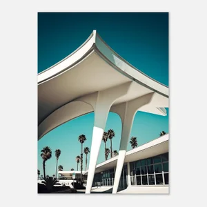 Poster d'architecture Googie vintage avec un toit blanc relevé en forme d'aile sur des piliers obliques, façade vitrée et palmiers sous un ciel turquoise